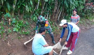 Babinsa Koramil 2306/Mancak, Giat Karbak Pembersihan Jalan Lingkungan