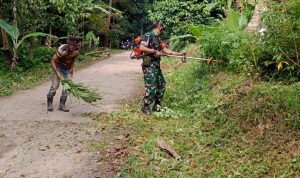 Babinsa Koramil 2306/Mancak, Giat Karbak Pembersihan Jalan Desa