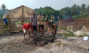 Babinsa Koramil 2306/Mancak, Giat Karbak Pembuatan Tanggul Penahan Tanah