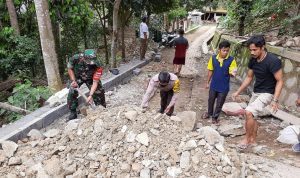 Babinsa Koramil 2302/Bojonegara, Giat Gotong Royong Pengurugan Jalan