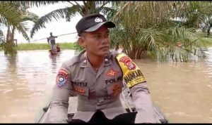 Respon Cepat Tanggap Bencana, Polres Lampung Timur Evakuasi Korban Banjir