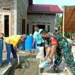 Babinsa Koramil 2306/Mancak, Giat Karbak Pembuatan Rumah Warga