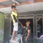 Babinsa Koramil 2304/Anyar, Giat Karbak Pemasangan Kusen Rumah Warga