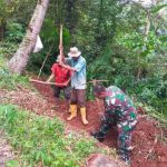 Babinsa Koramil 2303/Pulomerak, Karbak Pembuatan Pondasi Penahan Tanah