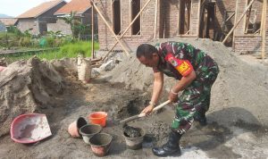 Babinsa Koramil 2302/Bojonegara, Giat Pembuatan Rumah Warga