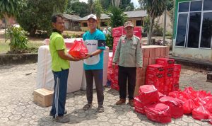 Pasca Banjir, Kades Bedengung Serahkan Bantuan Kepada Masyarakat Terdampak Dari Dinsos Basel