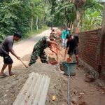 Babinsa Koramil 2304/Anyar, Giat Karbak Pembuatan Pagar Rumah Warga