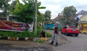 Babinsa Koramil 2302/Bojonegara, Giat Karbak Membantu Membersihkan Gorong-Gorong