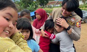 Upaya Polri Kembalikan Senyum Anak-anak dan Ibu-ibu Korban Gempa Cianjur