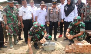 Dandim 0429/Lamtim Letakan Batu Pertama Program Pembangunan RTLH