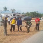 Babinsa Koramil 2304/Anyar, Giat Karbak Membersihkan Pantai