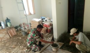 Babinsa Koramil 2302/Bojonegara, Giat Karbak Pemasangan Keramik Rumah Warga