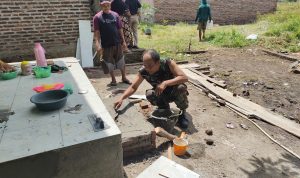 Babinsa Koramil 2304/Anyar, Giat Karbak Pemasangan Kusen Rumah Warga