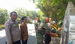 Koramil 2305/Cinangka, Koramil 2302/Bojonegara Lakukan tugas Pembersihan dan Pengecatan Tugu Tapal Batas