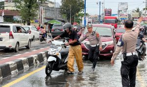 Polres Maros Kerahkan Personil Urai Kemacetan Akibat Banjir