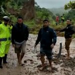 Jalan Poros Maros-Bone Terputus Akibat Longsor Dan Timpa Rumah Warga,Polisi Dibantu Warga Lakukan Evakuasi Korban