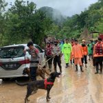 Dipimpin Kapolres,Polres Maros Terjunkan Puluhan Personil Ke Lokasi Bencana Tanah Longsor Di Rompegading