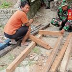 Babinsa Koramil 2304/Anyar, Giat Karbak Pembuatan Rumah Warga