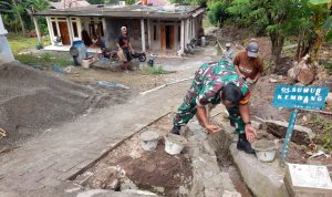 Babinsa Koramil 2307/Ciwandan, Karbak Gotong Royong Pembangunan Tembok Penahan Tanah