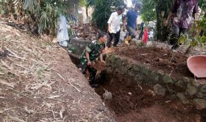 Babinsa Koramil 2302/Bojonegara, Giat Karbak Pembangunan Drainase Air dan Jalan