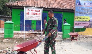 Babinsa Koramil 2304/Anyar, Giat Karbak Pembuatan Pagar Masjid