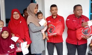 Peringati HUT Ke-50, PDIP Kota Cilegon Menggelar Baksos Pemberian Bingkisan Paket Gizi dan Sembako