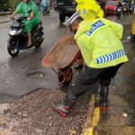 Puluhan Pengendara Kecelakaan Akibat Jalan Rusak Di Maros,Polisi Tambal Jalan Pakai Material Seadanya