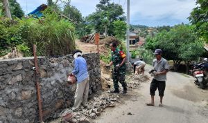 Babinsa Koramil 2307/Ciwandan, Karbak Pembangunan Tembok Pagar Rumah