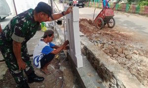 Babinsa Koramil 2304/Anyar, Giat Karbak Pembuatan Pagar Rumah