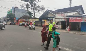 Wujud Kepedulian, Anggota Sat Lantas Polres Metro Bantu Anak Sekolah Menyebrangkan Jalan