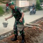 Babinsa Koramil 2306/Mancak, Giat Karbak Membantu Pembuatan Rumah Warga