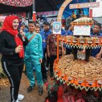 Bunda Debby Apresiasi Kegiatan Festival Kriopanting dan Budaya Arakan Bongkol Di Desa Payung