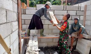 Babinsa Koramil 2304/Anyar, Giat Karbak Membantu Pembuatan Rumah