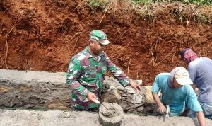 Babinsa Koramil 2306/Mancak Giat Karbak Pembuatan Saluran Irigasi