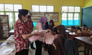 Sebanyak 22 Siswa Kurang Mampu di SDN 21 Desa Kepoh Dapat Bantuan Tas Sekolah