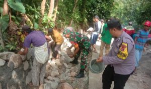 Babinsa Koramil 2306/Mancak, Giat Karbak Membantu Pembuatan Rumah Warga