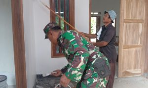 Babinsa Koramil 2305/Cinangka, Giat Karbak Pengecatan Rumah Warga