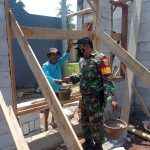 Babinsa Koramil 2305/Cinangka, Giat Karbak Pembangunan Rumah Warga