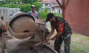 Babinsa Koramil 2304/Anyer, Giat Karbak Pengecoran Rumah Warga