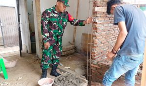 Babinsa Koramil 2303/Pulomerak, Karbak Membantu Renovasi Rumah Warga