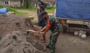 Babinsa Koramil 2304/Anyer, Giat Karbak Pembuatan Pondasi Rumah Warga