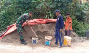 Babinsa Koramil 2306/Mancak Giat Karbak Pemindahan Pasir