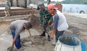 Babinsa Koramil 2303/Pulomerak, Karbak Membantu Pembuatan Toilet