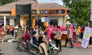 Polsek dan Bhayangkari Toboali Bagikan Sejumlah Takjil ke Pengguna Jalan