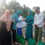 DLH Bersama Ketua PKK Basel Salurkan Bantuan ke Petugas Masjid dan Penggali Kubur