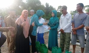 DLH Bersama Ketua PKK Basel Salurkan Bantuan ke Petugas Masjid dan Penggali Kubur