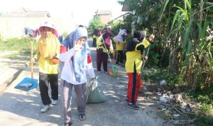 Puluhan Pasukan Kuning DLH Basel Bersihkan Masjid hingga Perkuburan di Kampung Lalang