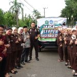 Jaksa Masuk Sekolah Bagi-bagi Takjil di Depan Kantor Bupati Takalar