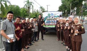 Jaksa Masuk Sekolah Bagi-bagi Takjil di Depan Kantor Bupati Takalar