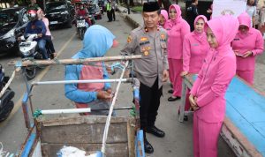 Berkah Ramadhan, Sat IK Bersama Sat Binmas Polres Jeneponto Berbagi Takjil Gratis Kepada Pengguna Jalan